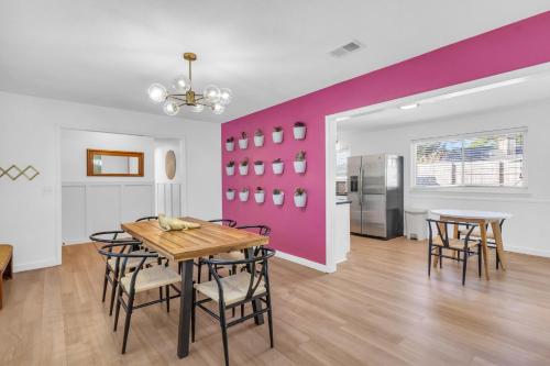 MiniGolf-Hot Tub-Firepit-Games in 默特爾格羅夫 MiniGolf-Hot Tub-Firepit-Games in 默特爾格羅夫