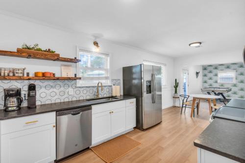 MiniGolf-Hot Tub-Firepit-Games in 默特爾格羅夫 MiniGolf-Hot Tub-Firepit-Games in 默特爾格羅夫