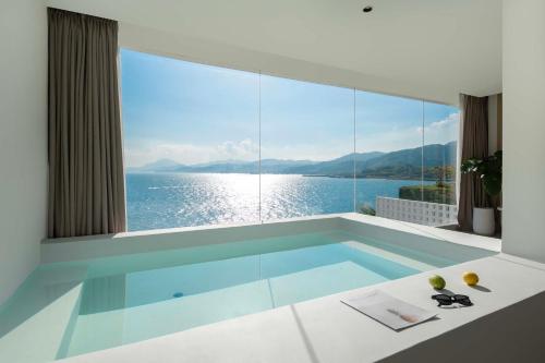 Zwembad, Shenzhen GuanHu Secret Wild Reef Seaview Hotel in Dapeng Zwembad, Shenzhen GuanHu Secret Wild Reef Seaview Hotel in Dapeng