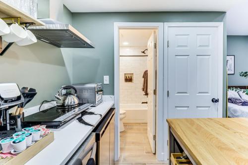 5 Mi to National Harbor Stylish Apt with Patio! in Oxon Hill (Maryland) 5 Mi to National Harbor Stylish Apt with Patio! in Oxon Hill (Maryland)