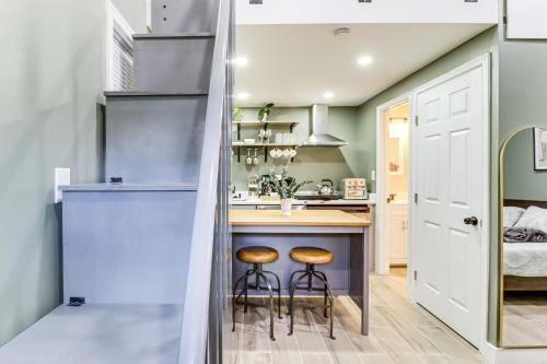 5 Mi to National Harbor Stylish Apt with Patio! in Oxon Hill (Maryland) 5 Mi to National Harbor Stylish Apt with Patio! in Oxon Hill (Maryland)