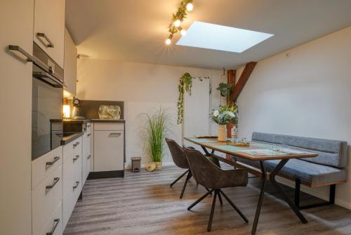 مطبخ, Zuarin Seeblick - Ganzes Apartment direkt am Schlossgarten von Schwerin mit Dschungelfeeling in Ostorf مطبخ, Zuarin Seeblick - Ganzes Apartment direkt am Schlossgarten von Schwerin mit Dschungelfeeling in Ostorf