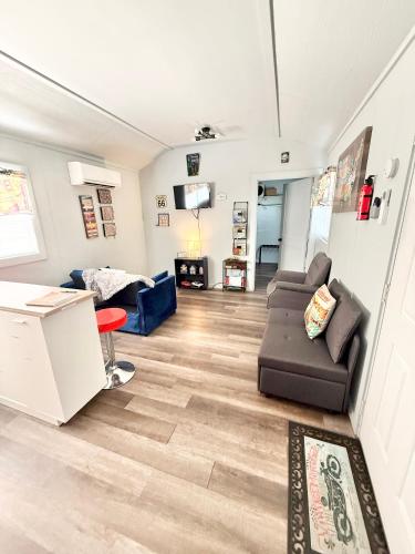 Charming Rt 66 Tiny Cabin-Mins to Main St in Bandera (TX) Charming Rt 66 Tiny Cabin-Mins to Main St in Bandera (TX)