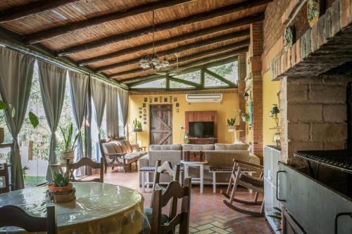 Casa Angi, con jardín y piscina en Sanber (Casa Angi, con jardin y piscina en Sanber) in Ypacaraí Casa Angi, con jardín y piscina en Sanber (Casa Angi, con jardin y piscina en Sanber) in Ypacaraí