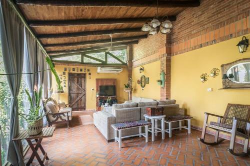 Casa Angi, con jardín y piscina en Sanber (Casa Angi, con jardin y piscina en Sanber) in Ypacaraí Casa Angi, con jardín y piscina en Sanber (Casa Angi, con jardin y piscina en Sanber) in Ypacaraí