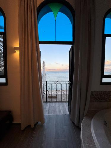 バルコニー/テラス, シラット ハヤム ホテル (Shirat Hayam Hotel) in ティベリア バルコニー/テラス, シラット ハヤム ホテル (Shirat Hayam Hotel) in ティベリア