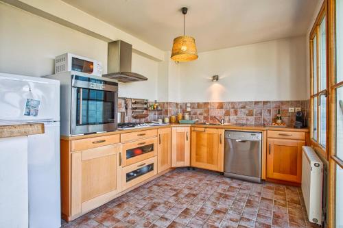 Gîte La Ligne Bleue front de mer et vue sur une Tour Vauban (Gite La Ligne Bleue front de mer et vue sur une Tour Vauban) in Saint Vaast La Hougue Gîte La Ligne Bleue front de mer et vue sur une Tour Vauban (Gite La Ligne Bleue front de mer et vue sur une Tour Vauban) in Saint Vaast La Hougue