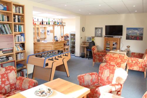 共用Lounge/電視區, 伽尼酒店奧斯特弗瑞斯蘭德酒店 (Hotel Ostfriesland garni) in 諾爾登 共用Lounge/電視區, 伽尼酒店奧斯特弗瑞斯蘭德酒店 (Hotel Ostfriesland garni) in 諾爾登