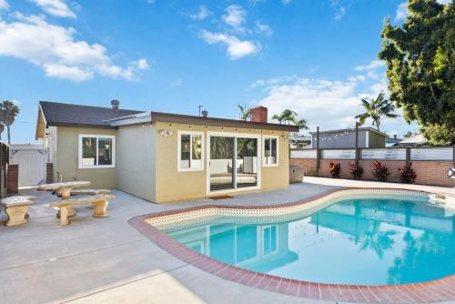 Swimming pool, NEW Cozy Zen Pool Jacuzzi Home Heart of San Diego in Linda Vista Swimming pool, NEW Cozy Zen Pool Jacuzzi Home Heart of San Diego in Linda Vista