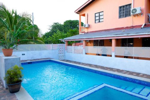 สระว่ายน้ำ, Lesville Tobago in บุคกู สระว่ายน้ำ, Lesville Tobago in บุคกู