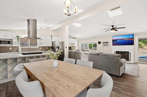 15 Min to Beach and Zoo - Hot Tub - Cozy Fire Villa Pit in Serra Mesa 15 Min to Beach and Zoo - Hot Tub - Cozy Fire Villa Pit in Serra Mesa