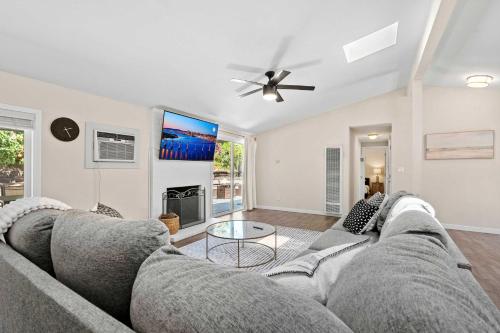 15 Min to Beach and Zoo - Hot Tub - Cozy Fire Villa Pit in Serra Mesa 15 Min to Beach and Zoo - Hot Tub - Cozy Fire Villa Pit in Serra Mesa