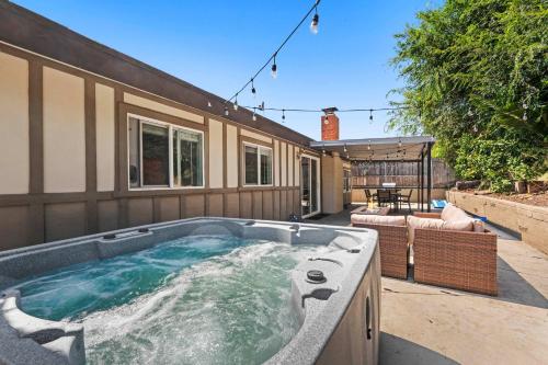 15 Min to Beach and Zoo - Hot Tub - Cozy Fire Villa Pit in Serra Mesa 15 Min to Beach and Zoo - Hot Tub - Cozy Fire Villa Pit in Serra Mesa