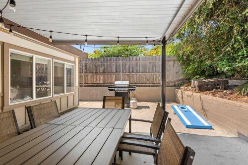 15 Min to Beach and Zoo - Hot Tub - Cozy Fire Villa Pit in Serra Mesa 15 Min to Beach and Zoo - Hot Tub - Cozy Fire Villa Pit in Serra Mesa