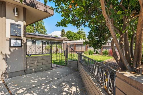15 Min to Beach and Zoo - Hot Tub - Cozy Fire Villa Pit in Serra Mesa 15 Min to Beach and Zoo - Hot Tub - Cozy Fire Villa Pit in Serra Mesa