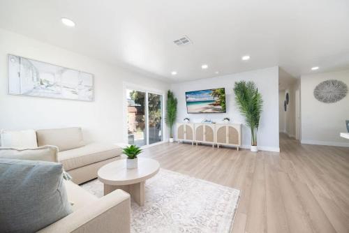 4 Miles to Beach Central and Newly Renovated in North Clairemont 4 Miles to Beach Central and Newly Renovated in North Clairemont