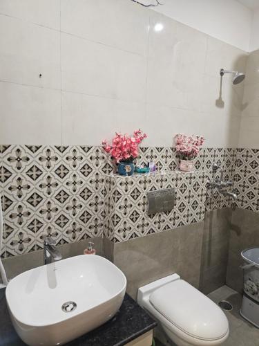 Casa de banho, Ultra Luxury 208 By Trendy Feels in Zirakpur Casa de banho, Ultra Luxury 208 By Trendy Feels in Zirakpur