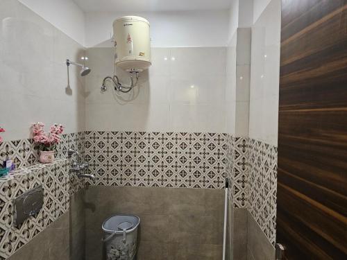 Casa de banho, Ultra Luxury 208 By Trendy Feels in Zirakpur Casa de banho, Ultra Luxury 208 By Trendy Feels in Zirakpur