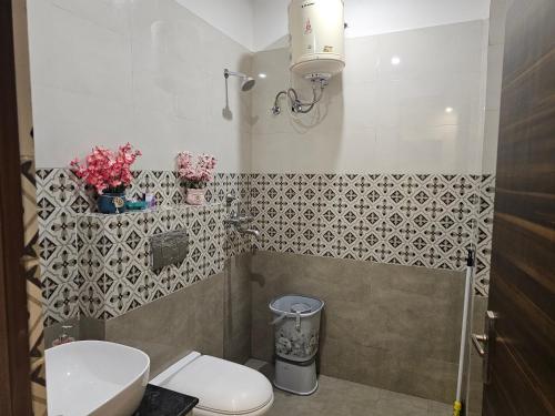 Casa de banho, Ultra Luxury 208 By Trendy Feels in Zirakpur Casa de banho, Ultra Luxury 208 By Trendy Feels in Zirakpur