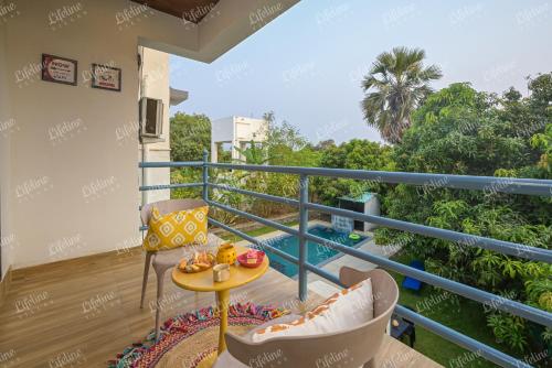 Balkong/terasse, Sea Shell By The Sea Luxurious Villa 3min From Awas Beach Surrounded By Mango Trees in Police Line Balkong/terasse, Sea Shell By The Sea Luxurious Villa 3min From Awas Beach Surrounded By Mango Trees in Police Line
