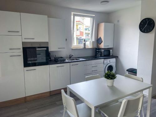 مطبخ, bookandstay24 Dietzenbach 2 Zimmerwohnung mit Balkon, Küche und Parkplatz-10 (bookandstay24 Dietzenbach 2 Zimmerwohnung mit Balkon, Kuche und Parkplatz-10) in Dietzenbach مطبخ, bookandstay24 Dietzenbach 2 Zimmerwohnung mit Balkon, Küche und Parkplatz-10 (bookandstay24 Dietzenbach 2 Zimmerwohnung mit Balkon, Kuche und Parkplatz-10) in Dietzenbach