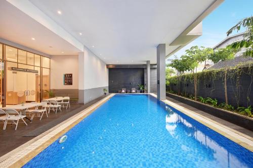 Swimming pool, Aston Inn Pantai Losari Makassar in Makassar Swimming pool, Aston Inn Pantai Losari Makassar in Makassar