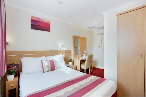 Guestroom, Queens Park Hotel in London Guestroom, Queens Park Hotel in London