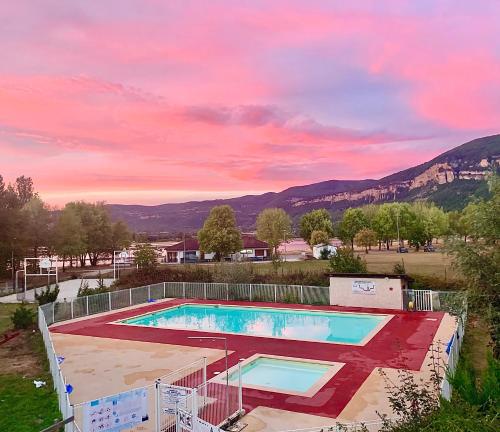 Úszómedence, Camping Point Vert in Montalieu-Vercieu Úszómedence, Camping Point Vert in Montalieu-Vercieu