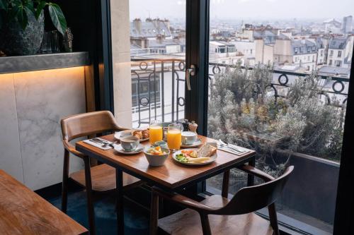 Food and beverages, Terrass'' in 18th - Sacre Coeur - Montmartre Food and beverages, Terrass'' in 18th - Sacre Coeur - Montmartre