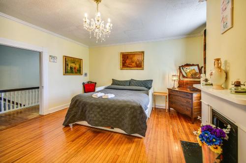Historic Manor with Screened Porch in Elizabeth City in 伊麗莎白市 Historic Manor with Screened Porch in Elizabeth City in 伊麗莎白市