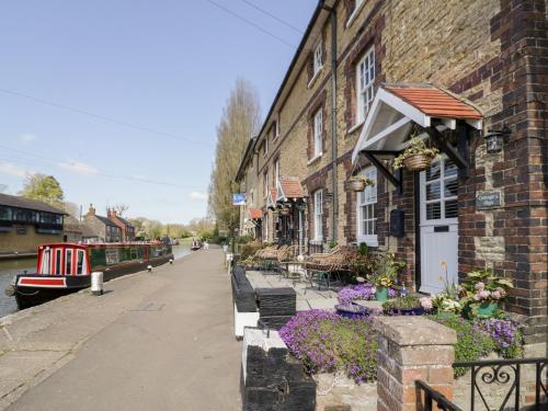 A szálláshely kívülről, 4 Canalside Cottages in Stoke Bruerne A szálláshely kívülről, 4 Canalside Cottages in Stoke Bruerne
