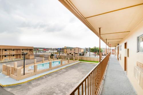 Erkély/terasz, OYO Hotel San Antonio Lackland AFB/Seaworld Hwy 90 W in Lackland Erkély/terasz, OYO Hotel San Antonio Lackland AFB/Seaworld Hwy 90 W in Lackland
