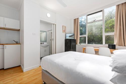 Perfectly Located Studio by Rushcutters Bay Park in Darling Point Perfectly Located Studio by Rushcutters Bay Park in Darling Point
