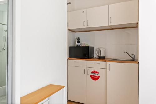 Perfectly Located Studio by Rushcutters Bay Park in Darling Point Perfectly Located Studio by Rushcutters Bay Park in Darling Point