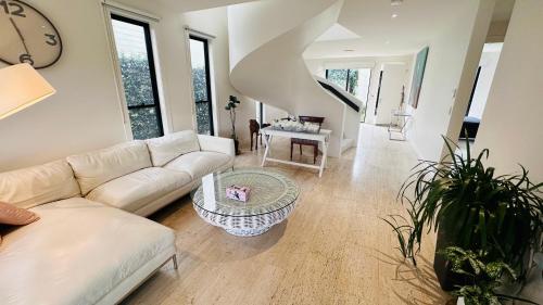 Gold Coast Golf Course Villa in Benowa Gold Coast Golf Course Villa in Benowa