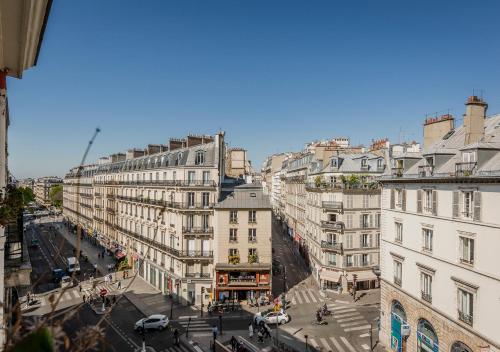 La Pause Parisienne, au pied du métro (La Pause Parisienne, au pied du metro) in Pigalle La Pause Parisienne, au pied du métro (La Pause Parisienne, au pied du metro) in Pigalle