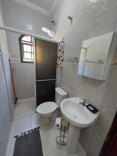 卫浴间, Suarão Beach House (Suarao Beach House) in 苏阿劳 卫浴间, Suarão Beach House (Suarao Beach House) in 苏阿劳
