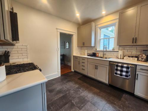 The Farmhouse in Elyria, OH in Ιλυρία(Οχάιο) The Farmhouse in Elyria, OH in Ιλυρία(Οχάιο)