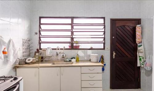 Kitchen, Quartos Aconchegantes e Espacosos perto do Bosque Maia in Maia Kitchen, Quartos Aconchegantes e Espacosos perto do Bosque Maia in Maia