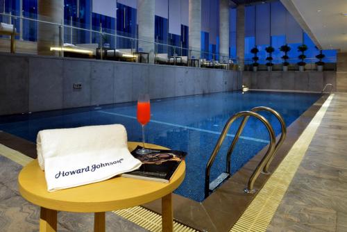 مسبح, Howard Johnson by Wyndham IFC Plaza Ningbo in نينغبو مسبح, Howard Johnson by Wyndham IFC Plaza Ningbo in نينغبو