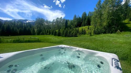 حديقة, Pet Friendly 3 Bdrm Home with Hot Tub by StayIn in Fernie حديقة, Pet Friendly 3 Bdrm Home with Hot Tub by StayIn in Fernie