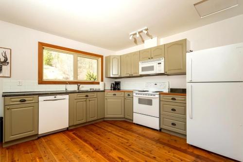 مطبخ, Pet Friendly 3 Bdrm Home with Hot Tub by StayIn in Fernie مطبخ, Pet Friendly 3 Bdrm Home with Hot Tub by StayIn in Fernie
