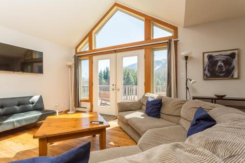 Pet Friendly 3 Bdrm Home with Hot Tub by StayIn in Fernie Pet Friendly 3 Bdrm Home with Hot Tub by StayIn in Fernie