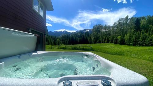 جاكوزي, Pet Friendly 3 Bdrm Home with Hot Tub by StayIn in Fernie جاكوزي, Pet Friendly 3 Bdrm Home with Hot Tub by StayIn in Fernie