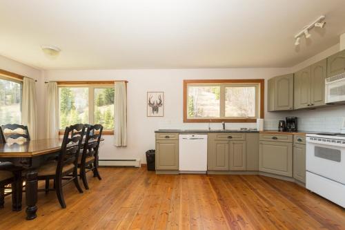 مطبخ, Pet Friendly 3 Bdrm Home with Hot Tub by StayIn in Fernie مطبخ, Pet Friendly 3 Bdrm Home with Hot Tub by StayIn in Fernie