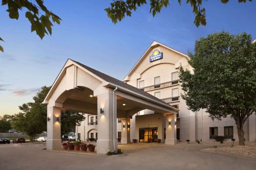 Exterior view, Days Inn & Suites by Wyndham Cedar Rapids in Cedar Rapids (IA) Exterior view, Days Inn & Suites by Wyndham Cedar Rapids in Cedar Rapids (IA)