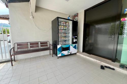 8 mins driving to T.C Beach@Holiday Guest House in Teluk Cempedak 8 mins driving to T.C Beach@Holiday Guest House in Teluk Cempedak