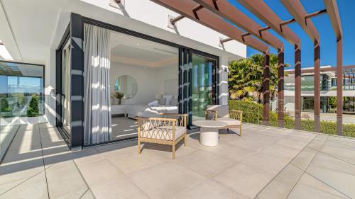 شرفة/ تراس, VACATION MARBELLA I Villa Martinica, Turquoise Heated Pool, Rooftop Hot Tub with Sea View, Cine Room in Cancelada شرفة/ تراس, VACATION MARBELLA I Villa Martinica, Turquoise Heated Pool, Rooftop Hot Tub with Sea View, Cine Room in Cancelada