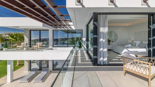 شرفة/ تراس, VACATION MARBELLA I Villa Martinica, Turquoise Heated Pool, Rooftop Hot Tub with Sea View, Cine Room in Cancelada شرفة/ تراس, VACATION MARBELLA I Villa Martinica, Turquoise Heated Pool, Rooftop Hot Tub with Sea View, Cine Room in Cancelada