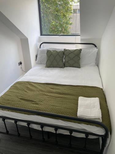 Royal Oak 7 - FREE PARKING - Sleeps 5 - Perfect for Contractors - Near Shops - Wi-Fi - Long Term Sta in Észak-Brentwood Royal Oak 7 - FREE PARKING - Sleeps 5 - Perfect for Contractors - Near Shops - Wi-Fi - Long Term Sta in Észak-Brentwood